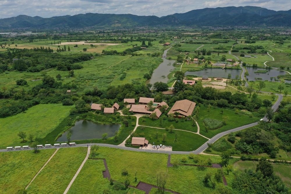 這是在浙江省杭州市余杭區(qū)拍攝的良渚古城遺址公園（2022年7月6日攝，無人機照片）。新華社記者 黃宗治 攝