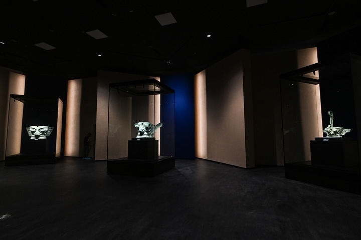 7月26日在三星堆博物館新館拍攝的展品。新華社記者 王曦 攝