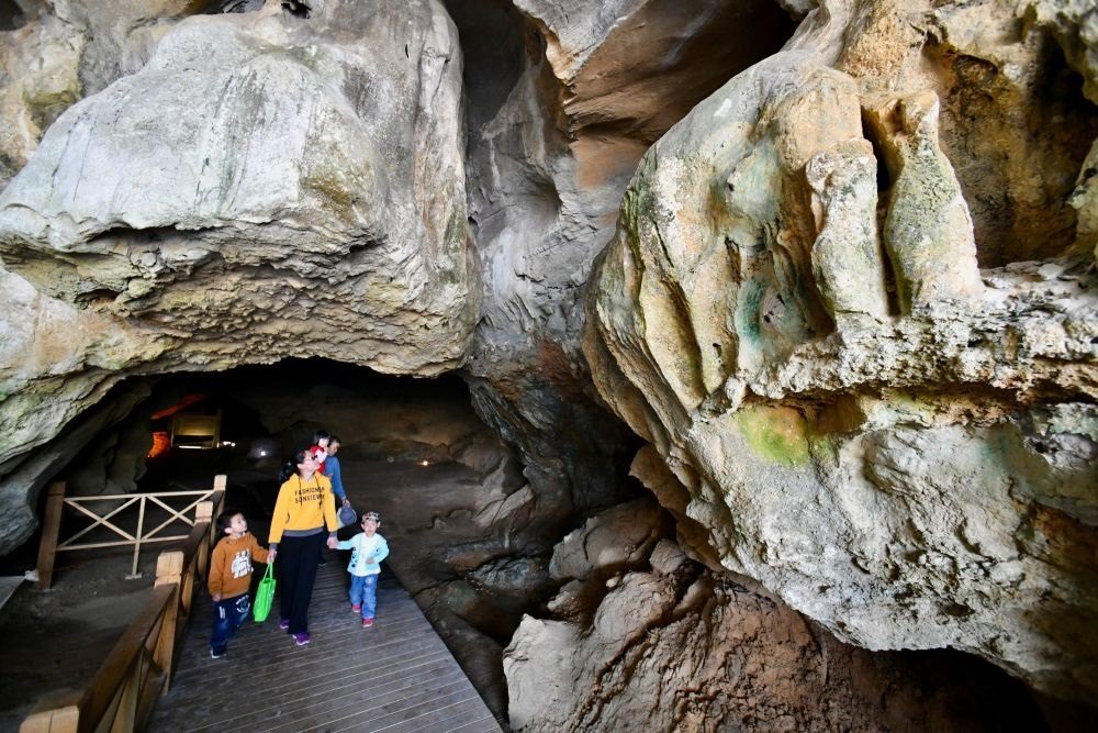游人在位于福建省三明市三元區(qū)巖前鎮(zhèn)的萬壽巖遺址船帆洞游覽（2020年4月9日攝）。新華社記者 姜克紅 攝