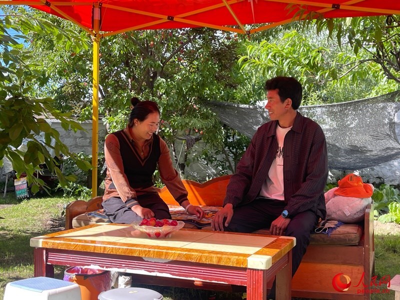 嘎拉村村民達(dá)瓦堅(jiān)參和他的妻子。人民網(wǎng) 周靜圓攝