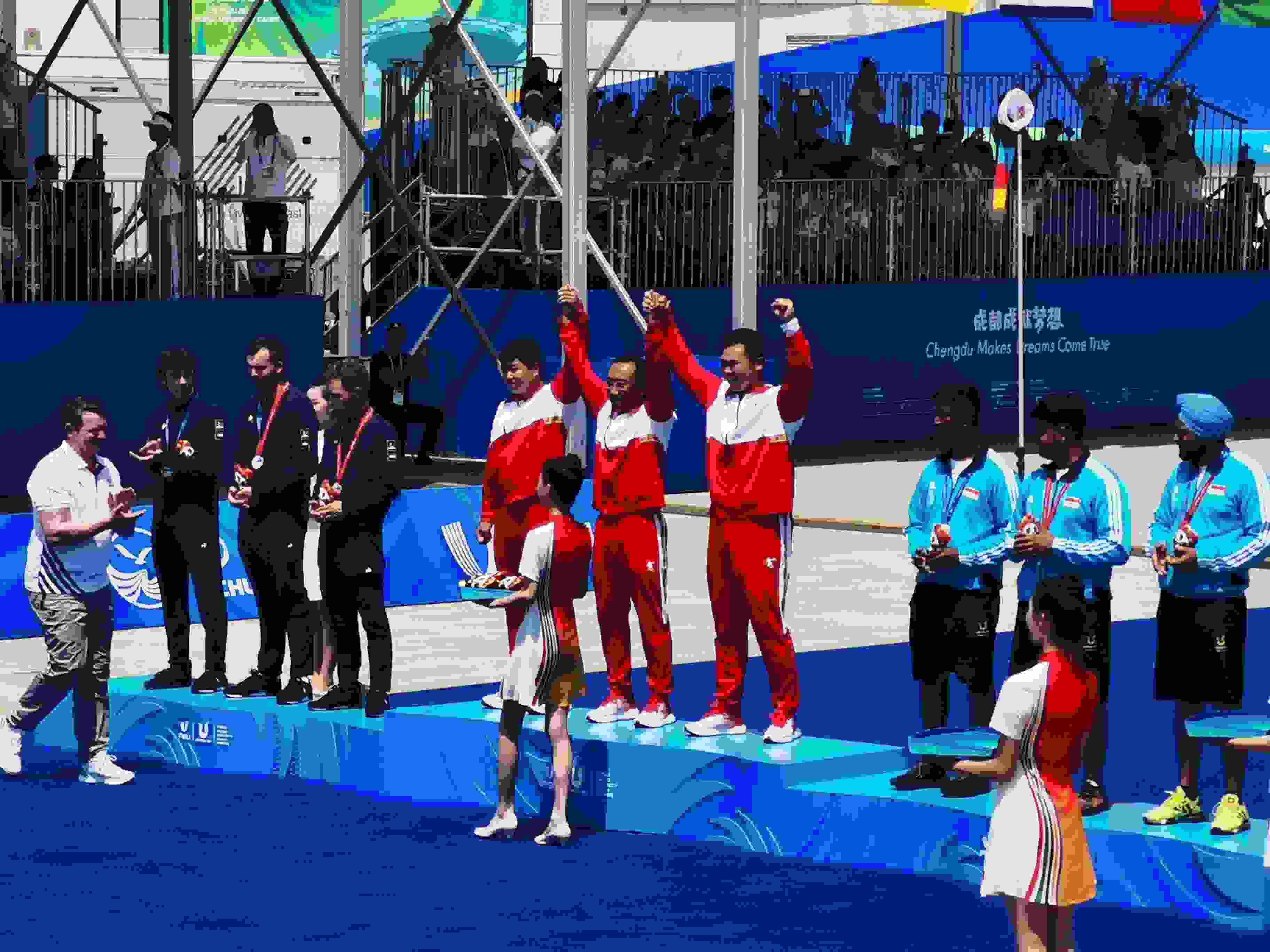 7月30日，在成都大運(yùn)會男子復(fù)合弓團(tuán)體頒獎儀式中，中國隊?wèi)c祝奪得冠軍。 人民網(wǎng)記者 楊磊攝