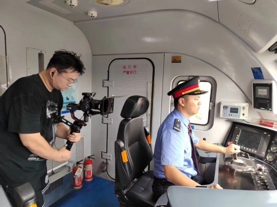 記者采訪中歐班列（成都）首發(fā)司機仲俊斕。成都機務(wù)段供圖