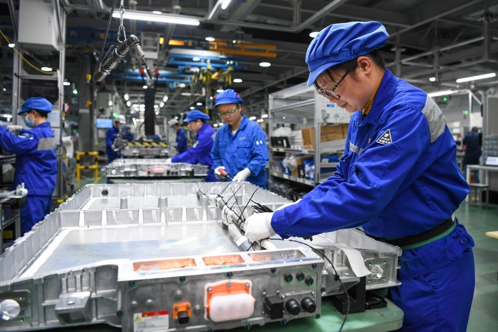 在位于江蘇常州溧陽的上汽時(shí)代動(dòng)力電池系統(tǒng)有限公司，工人在車間進(jìn)行電池生產(chǎn)（2023年2月16日攝）。常州市擁有鋰電池電芯及配套生產(chǎn)企業(yè)120余家，動(dòng)力電池產(chǎn)業(yè)2022年實(shí)現(xiàn)產(chǎn)值超1700億元。新華社記者 李博 攝