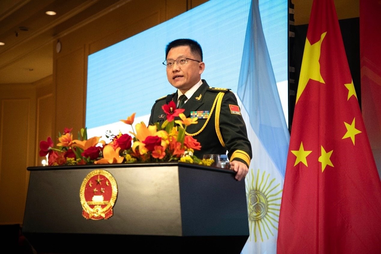 中國(guó)駐阿根廷大使館武官劉淼大校致辭。中國(guó)駐阿根廷大使館供圖
