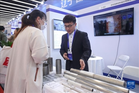 4月8日，參展商在2023中國(guó)中小企業(yè)發(fā)展大會(huì)“專精特新”中小企業(yè)展覽會(huì)上向觀眾介紹產(chǎn)品。新華社記者 龍雷 攝