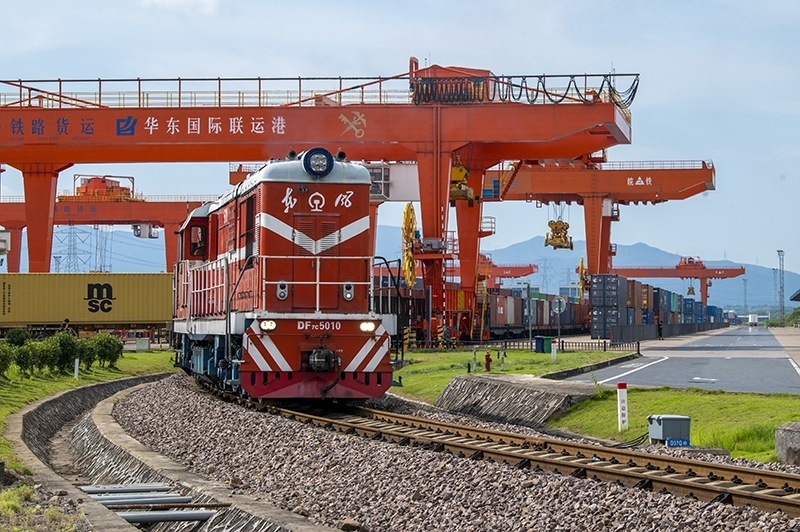 △2023年7月25日，在浙江省金華市華東國(guó)際聯(lián)運(yùn)港，一輛“義新歐”中歐班列裝載著110個(gè)標(biāo)箱日用百貨、家用電器、家裝材料等貨物，啟程駛向哈薩克斯坦。