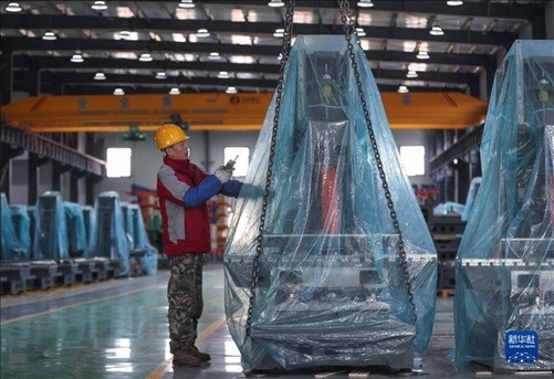 工人在阜新勁達(dá)精密機(jī)械有限公司生產(chǎn)車(chē)間工作。新華社記者龍雷攝