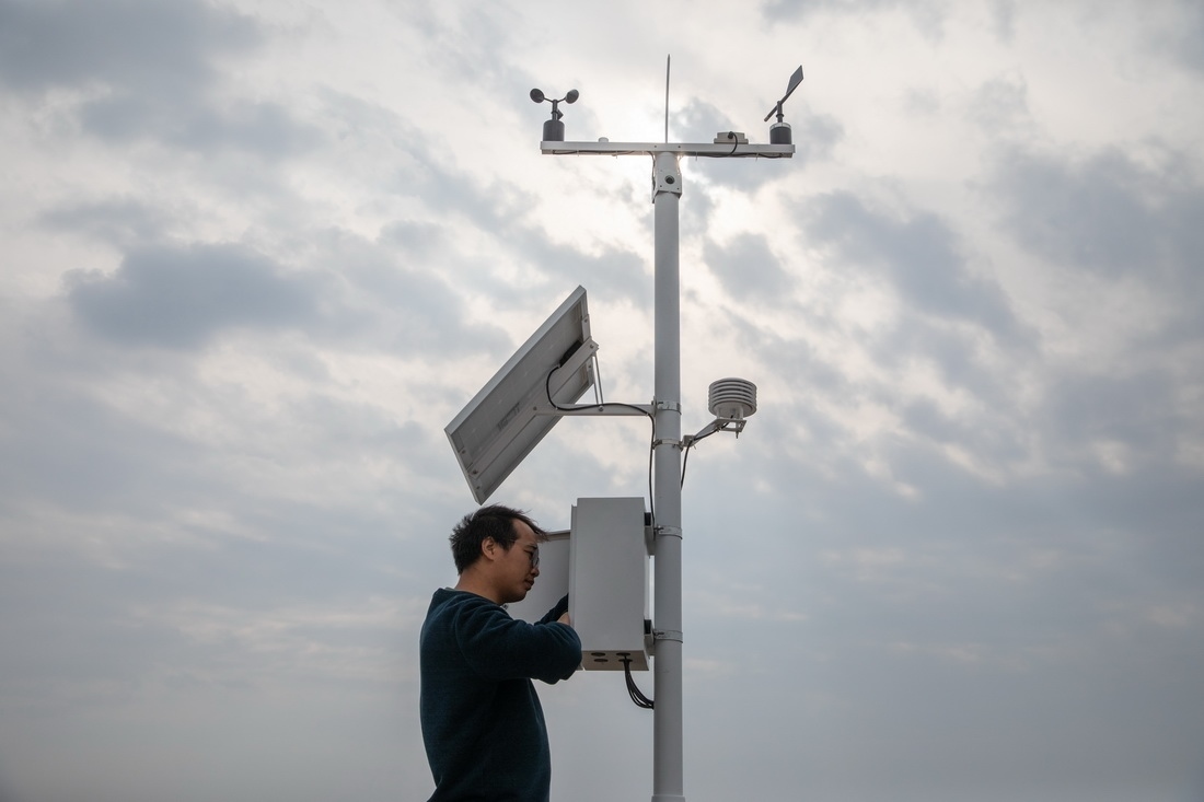 在北大荒集團閆家崗農(nóng)場有限公司農(nóng)業(yè)現(xiàn)代化示范區(qū)，工作人員在調(diào)試氣象設(shè)備（4月27日攝）。新華社記者 張濤 攝