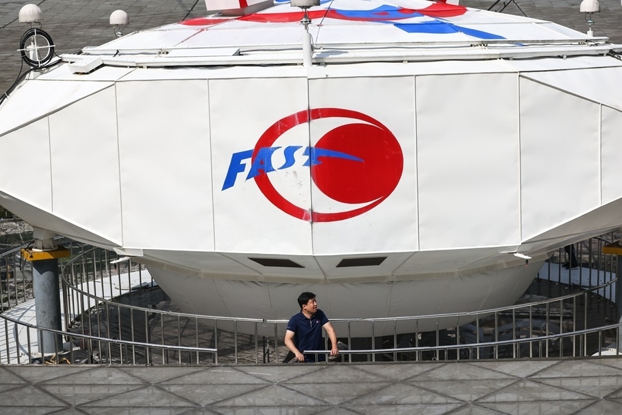 2022年8月25日，F(xiàn)AST運(yùn)行和發(fā)展中心常務(wù)副主任、總工程師姜鵬在饋源艙前（維護(hù)保養(yǎng)期間拍攝）。新華社記者 歐東衢 攝