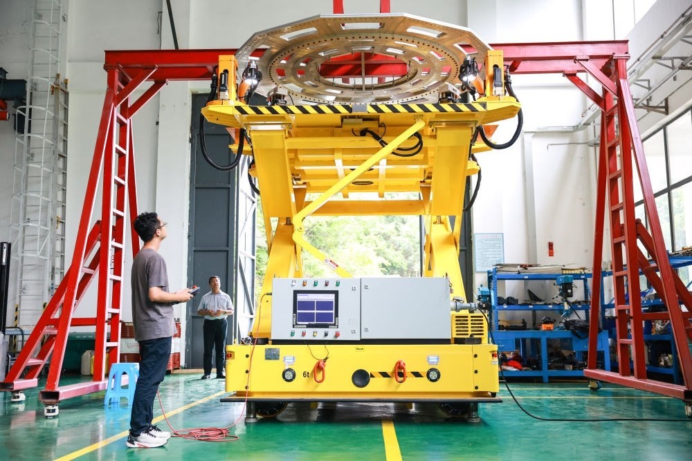 7月26日，工作人員在調(diào)試饋源接收機(jī)拆裝機(jī)器人。新華社記者 歐東衢 攝