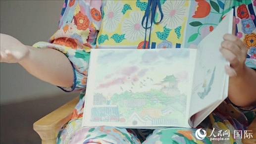 柳芭向人民網記者展示自己的作品。人民網 張若涵攝