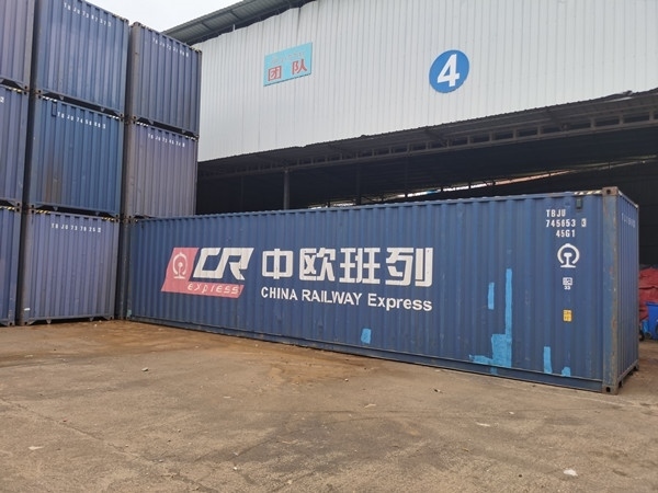即將以“中老鐵路+中歐班列”模式過(guò)境運(yùn)輸?shù)募b箱。朱益孝攝