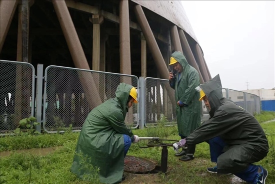 華能北京熱電廠員工操作排水閥降低水塔水位。 受訪者供圖