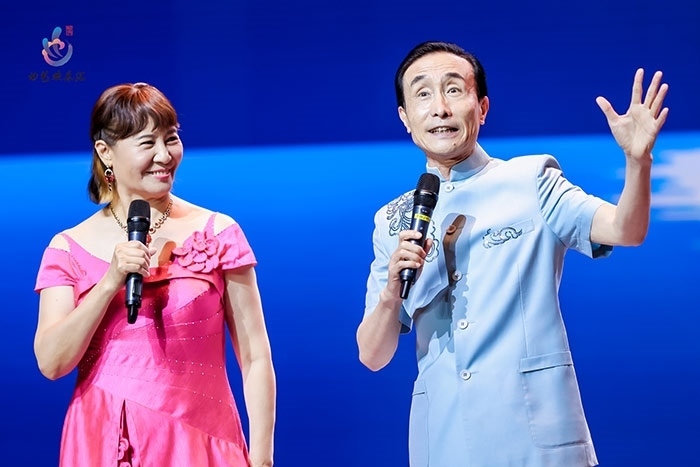 小品表演藝術(shù)家鞏漢林、金珠在演出現(xiàn)場。主辦方供圖