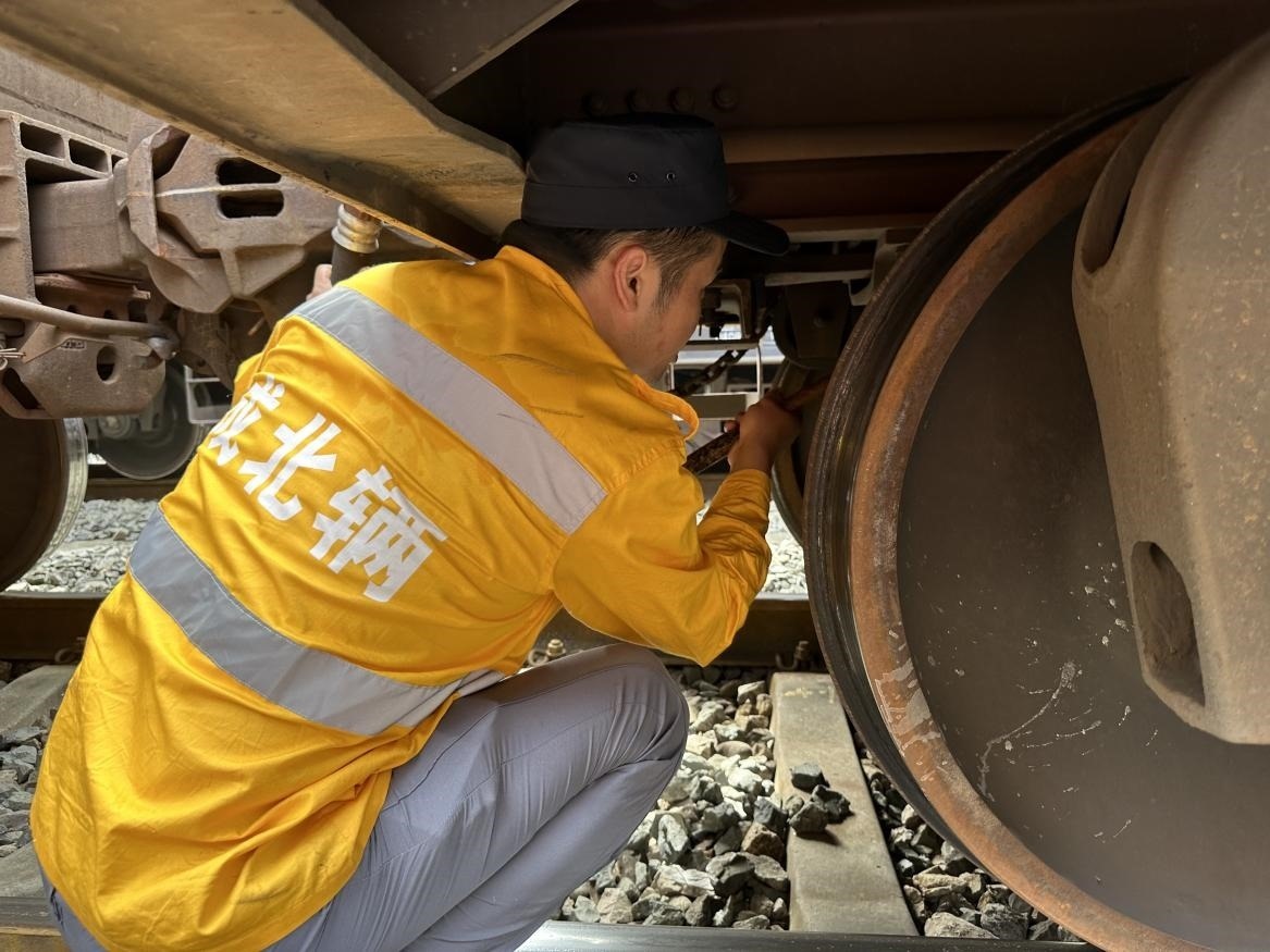 劉偉在進行列車檢查工作。人民網(wǎng) 王紹紹攝