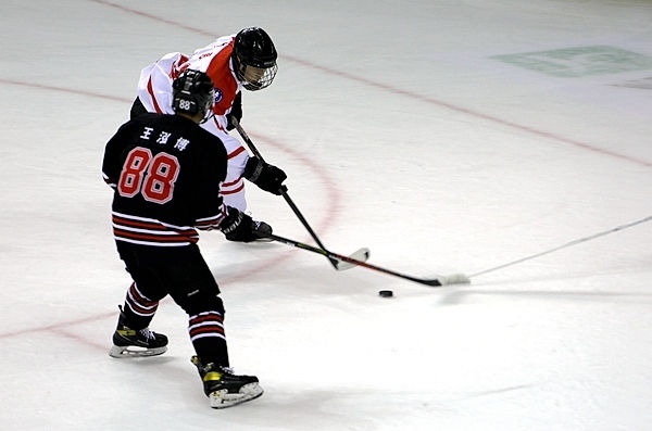 陜西隊(duì)球員馬思成與黑龍江隊(duì)球員王泓博爭(zhēng)搶。人民網(wǎng)記者 胡雪蓉?cái)z