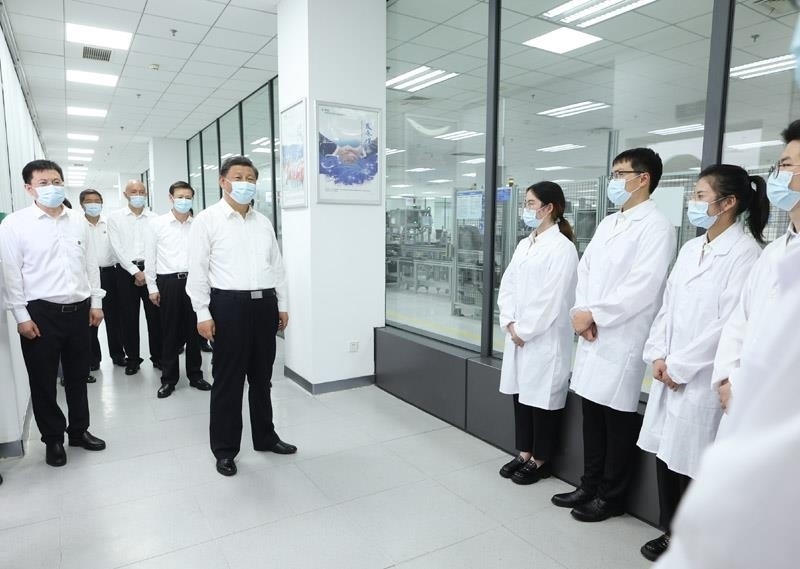 2023年7月6日，習(xí)近平總書(shū)記在江蘇南京市考察南瑞集團(tuán)有限公司，同年輕研發(fā)人員親切交流。