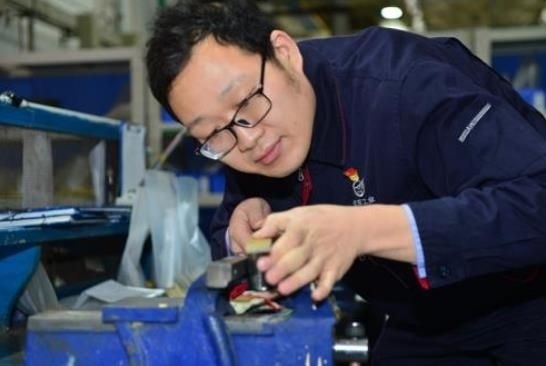 工作中的方文墨。航空工業(yè)沈飛供圖