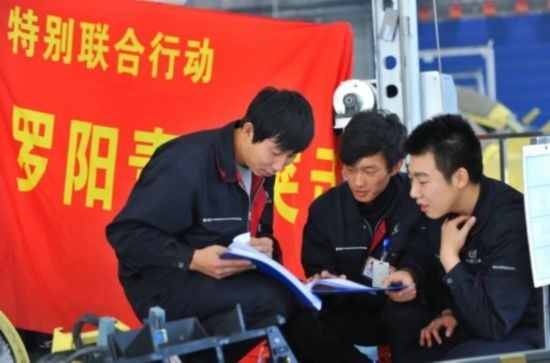 在工作中的“羅陽(yáng)青年突擊隊(duì)”隊(duì)員。航空工業(yè)沈飛供圖