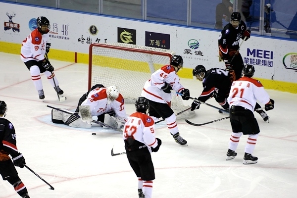 門前混戰(zhàn)。人民網(wǎng)記者 胡雪蓉?cái)z