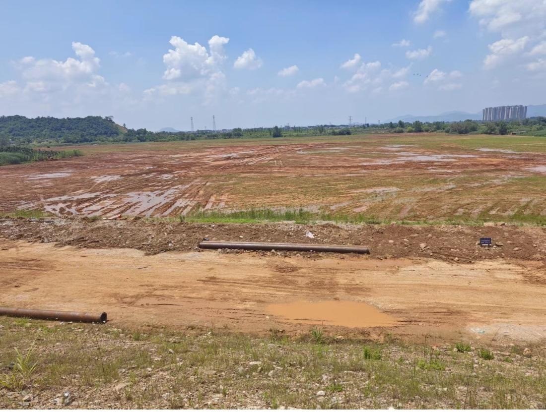 污染控制工程區(qū)域土地已被平整。 人民網(wǎng)記者 黃鈺攝