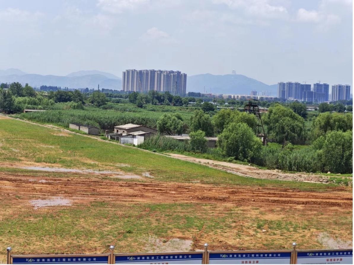 完全淹沒區(qū)（左）和部分淹沒區(qū)（右）分界。 人民網(wǎng)記者 黃鈺攝