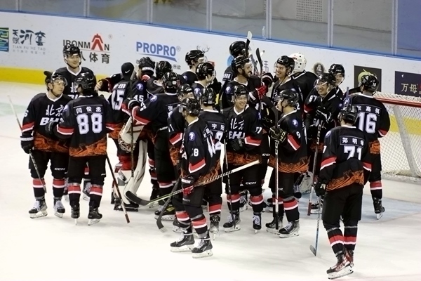 北京隊慶祝奪冠。人民網(wǎng)記者 胡雪蓉攝