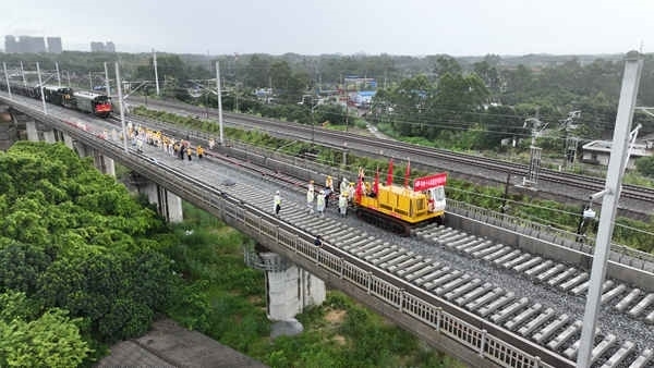 防東鐵路鋪軌現(xiàn)場航拍。
