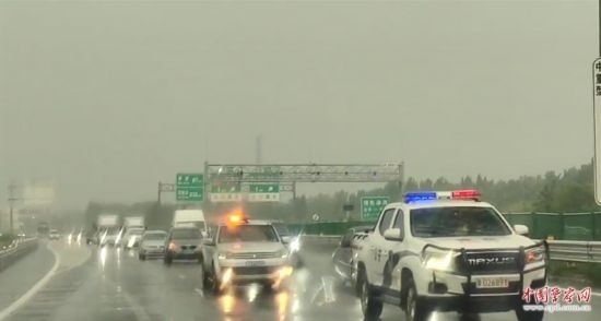 8月2日，京港澳高速，高速交警涿州大隊(duì)警車帶道引導(dǎo)救援物資車隊(duì)進(jìn)入涿州災(zāi)區(qū)。