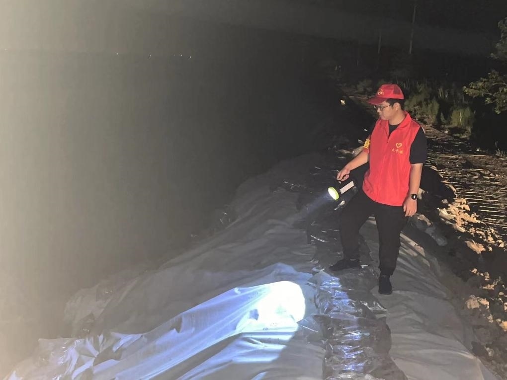 太平鎮(zhèn)干部晚上巡查南小埝。（采訪對象供圖）