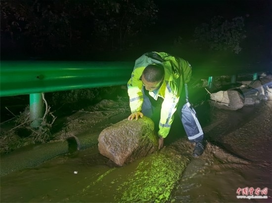 7月31日，張涿高速，高速交警涿鹿大隊(duì)民警清理山體滑坡路面落石。