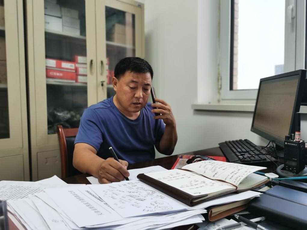 曾田榮正在辦公室內(nèi)工作。新華社記者 孫凡越 攝