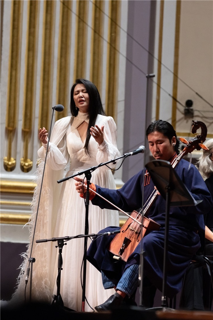 圖片說(shuō)明： 8月5日，2023愛(ài)丁堡國(guó)際藝術(shù)節(jié)開(kāi)幕式音樂(lè)會(huì)《慈悲頌》的演出現(xiàn)場(chǎng)。藝術(shù)節(jié)組委會(huì)供圖