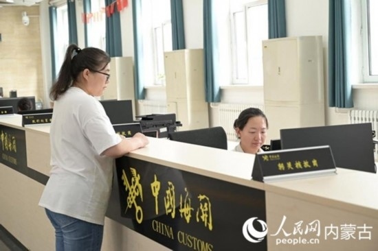 代理報(bào)關(guān)企業(yè)正在滿洲里車站海關(guān)綜合服務(wù)大廳辦理業(yè)務(wù)。人民網(wǎng) 寇雅楠攝