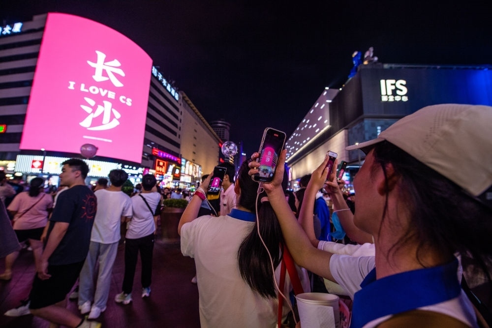  游客在長沙市天心區(qū)黃興路步行街打卡、拍照（6月7日攝）。新華社記者 陳思汗 攝