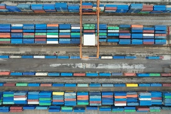 在廣州東部公鐵聯(lián)運(yùn)樞紐（增城西站），工作人員在進(jìn)行集裝箱轉(zhuǎn)運(yùn)工作。廣州交通投資集團(tuán)有限公司供圖