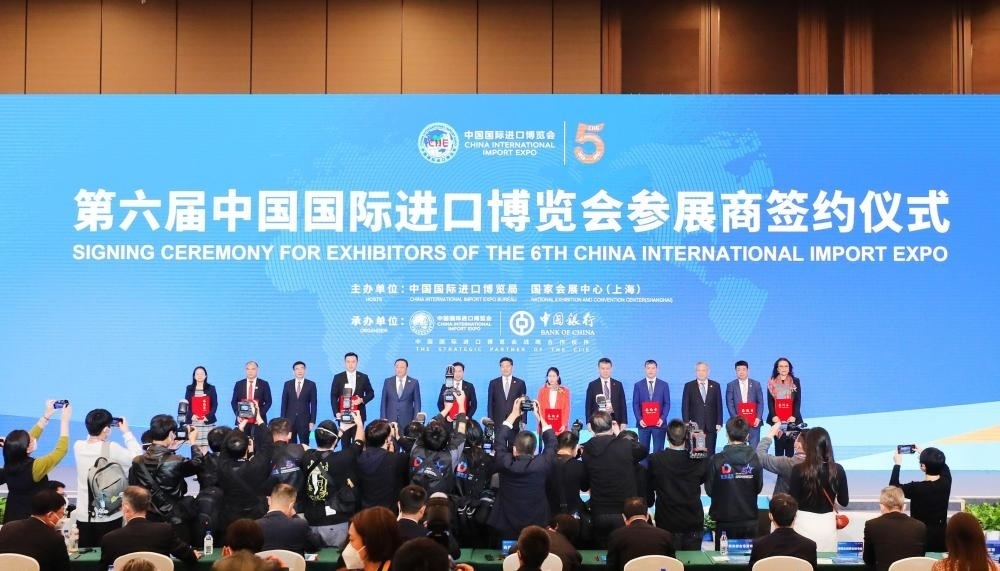 2022年11月6日，2022年中國國際進(jìn)口博覽會參展商聯(lián)盟大會在上海舉行。這是在大會期間進(jìn)行的第六屆進(jìn)博會參展商簽約儀式。新華社記者 方喆 攝