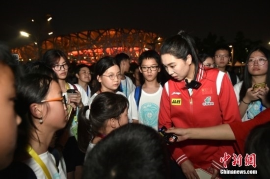 圖為小學(xué)員向李曉霞分享自己運(yùn)動經(jīng)歷。<a target='_blank' href='/' ><p align=