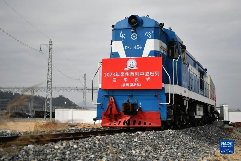 2月3日，中歐班列駛出興泉鐵路黃塘站。當(dāng)日，滿載著55個(gè)集裝箱的中歐班列，從位于福建泉州惠安縣的興泉鐵路黃塘站駛出。這是泉州今年開出的首趟中歐班列，也是興泉鐵路開通后的首趟泉州中歐班列。據(jù)了解，此次班列裝載產(chǎn)品主要來(lái)自泉州進(jìn)出口企業(yè)，貨重601.4噸，貨值約262.5萬(wàn)美元。新華社記者 魏培全 攝