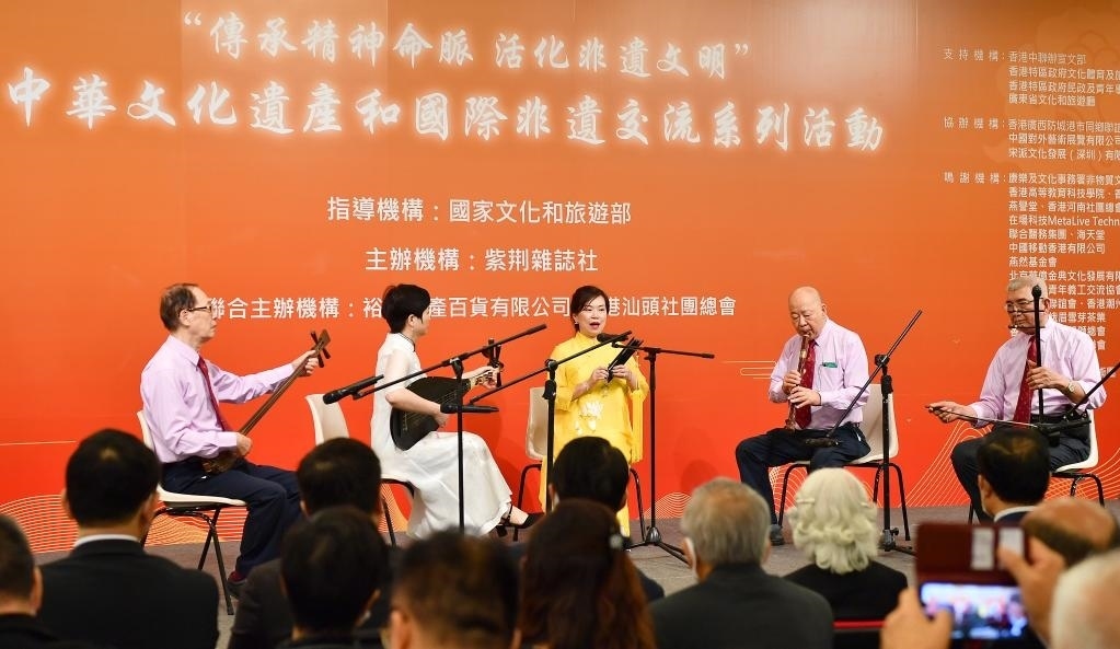 2022年11月23日，演員在“傳承精神命脈 活化非遺文明”中華文化遺產(chǎn)和國(guó)際非遺交流系列活動(dòng)開幕式上表演非遺項(xiàng)目南音《滿空飛》。新華社記者 陳鐸 攝