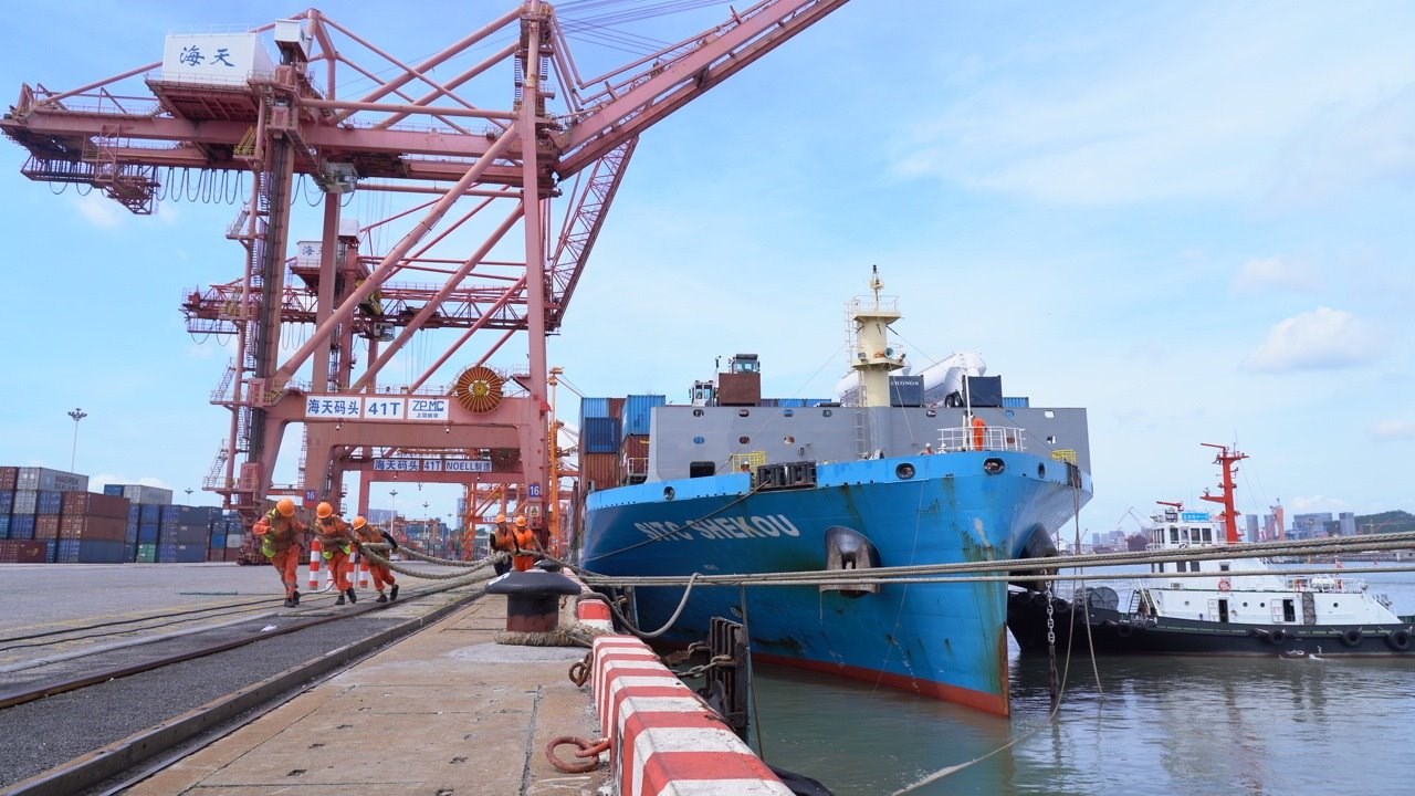 7月22日上午，“絲路海運(yùn)”電商快線“海豐蛇口”輪?？繌B門海天碼頭12號泊位裝卸集裝箱貨物。人民網(wǎng)記者 蘭志飛攝