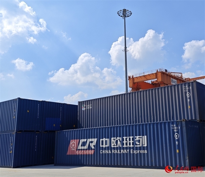 8月3日，中歐班列（中豫號(hào)）集裝箱在鄭州車站海關(guān)等候查驗(yàn)。人民網(wǎng) 崔譯戈攝
