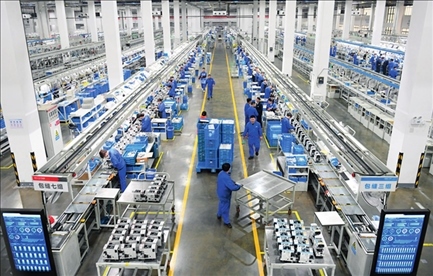 在位于浙江省臺州市的杰克科技股份有限公司，工作人員在裝配車間裝配縫紉機（2023年3月23日攝）。翁忻旸攝/本刊