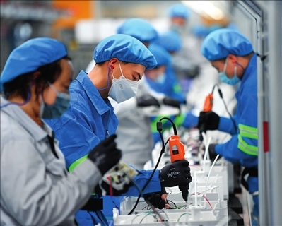 工人在浙江沁園水處理科技有限公司生產(chǎn)車間組裝家用凈水產(chǎn)品（2023年3月22日攝）。黃宗治攝/本刊