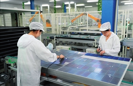 在浙江省臺州市黃巖區(qū)省級專精特新“小巨人”企業(yè)浙江公元新能源科技股份有限公司，工作人員生產(chǎn)太陽能電池組（2023年8月9日攝）。翁忻旸攝/本刊