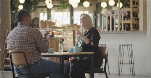 凱茜·瑪格與手語教學(xué)者交流。帕特里克·謝德-西蒙茲攝