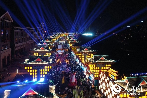 廣西南寧市良慶區(qū)的“南寧之夜”街區(qū)燈火璀璨。人民網(wǎng) 王勇攝