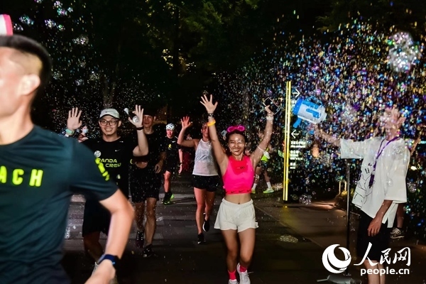 運動愛好者參加上海外灘楓徑NIKE熒光跑。圖片由BFC外灘金融中心提供