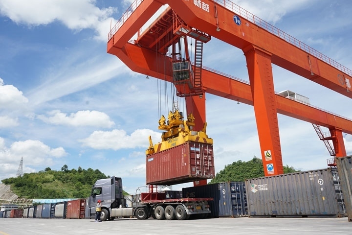 在貴陽國際陸港，正在作業(yè)的龍門吊。貴陽綜保區(qū)供圖