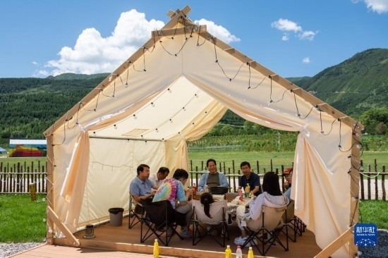 8月12日，游客在寧夏固原市涇源縣大灣鄉(xiāng)楊嶺村品嘗當(dāng)?shù)孛朗?。新華社記者 李旭倫 攝